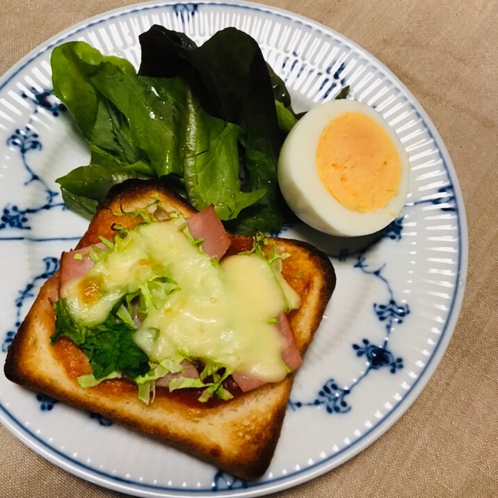 春キャベツのピザトーストの朝ごはん